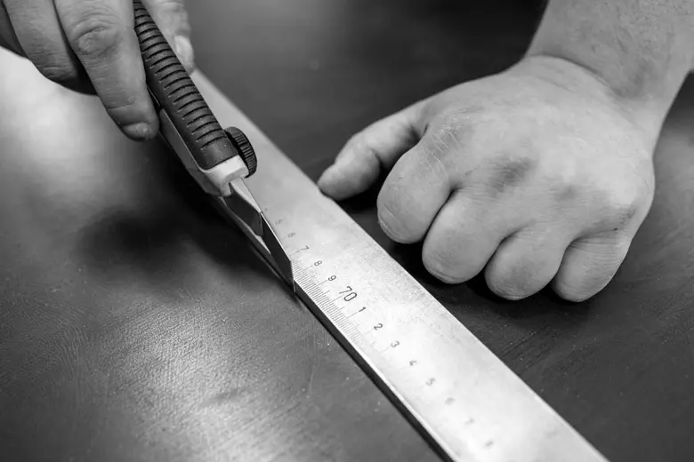 Deutsch: Abbildung zeigt die Herstellung eines Dichtungszuschnitts. English: Picture displays the cutting of a technical seal.