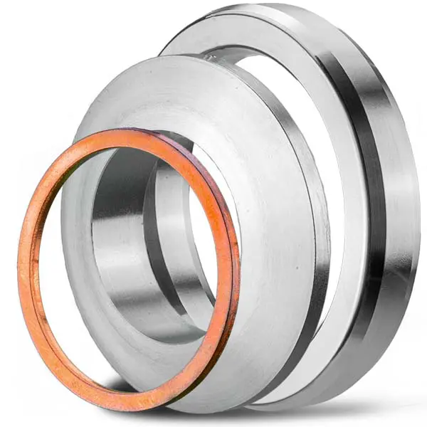 Deutsch: Abbildung: zeigt einen Metalldichtring aus Kupfer, eine Linsendichtung und eine oktogonale Ring-Joint-Dichtungen. Diese Metall-Dichtungen sind geeignet für hohe Temperaturen und hohe Drücke.